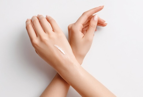 Proč pokožka rukou stárne rychleji než obličej